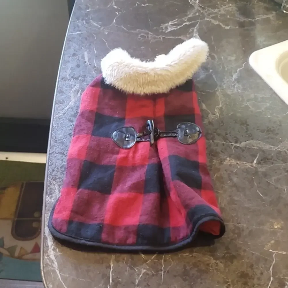 Used dog sweater size‎ small
